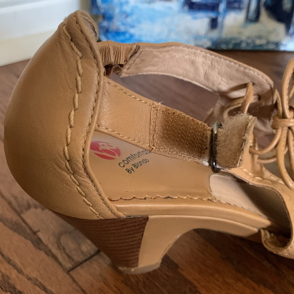 be Comfortable Blondo Heeled Sandals Tan Leather Peep Toe Sz 8M - Picture 9 of 16